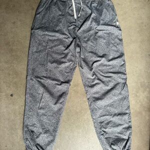 Vuori Boyfriend Jogger in Heather Grey